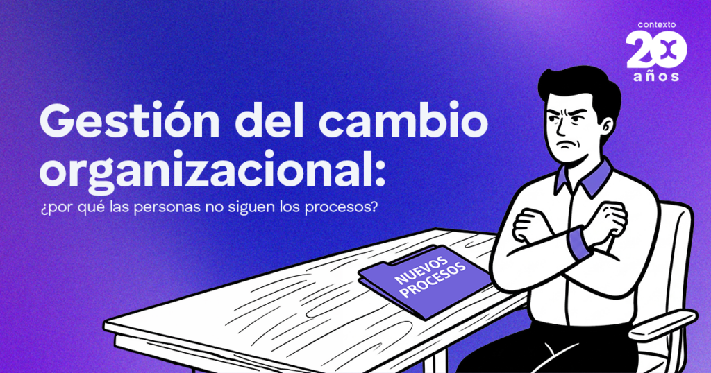 Gestión del cambio organizacional: ¿por qué las personas no siguen los procesos? Persona de brazos cruzados junto a un cuaderno que dice 'Nuevos procesos'.